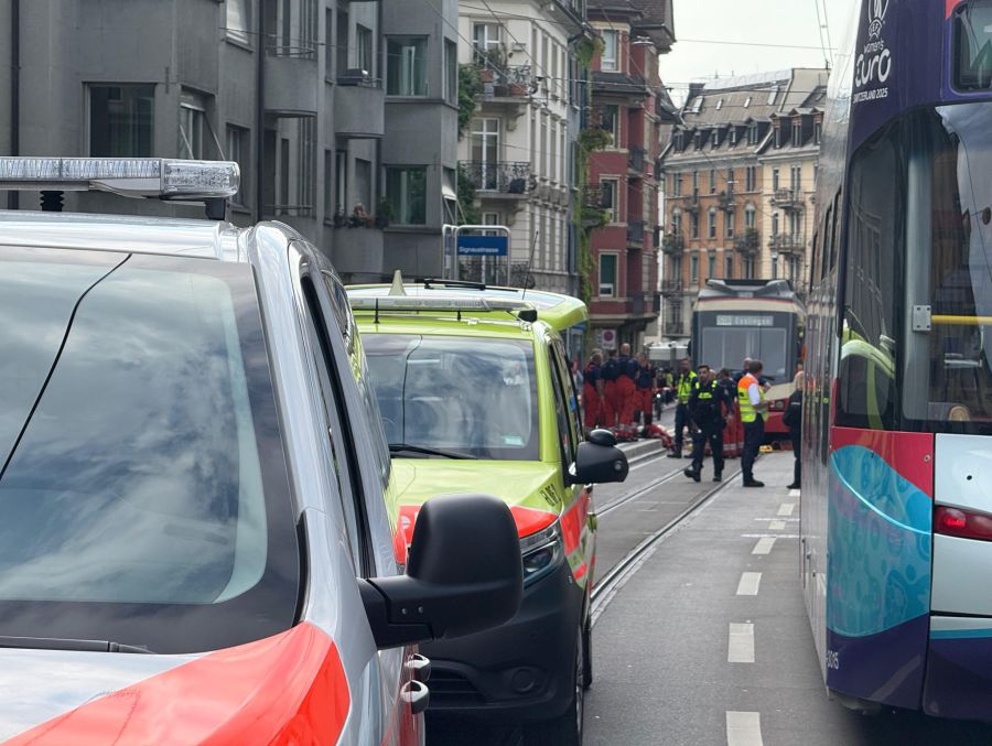 Nebst der Stapo Zürich ist auch die Feuerwehr und Fachkräfte der VBZ im Einsatz.