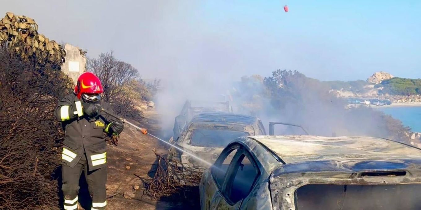 Brand auf Sardinien: Badegäste fliehen vor Feuer Brand auf Sardinien: Badegäste fliehen vor Feuer
