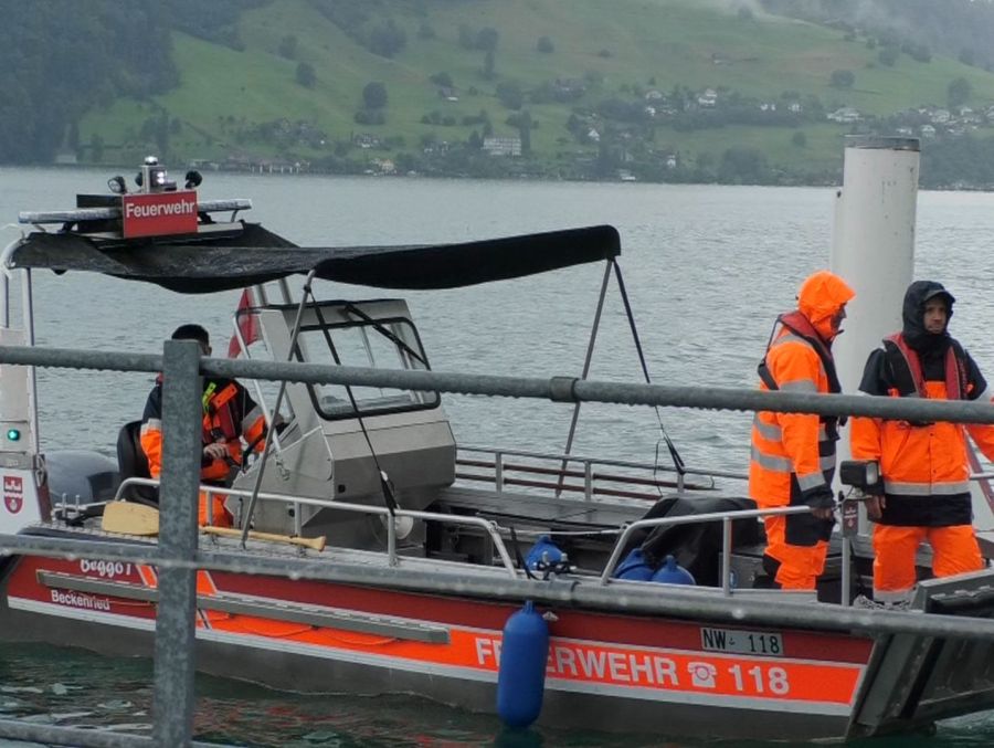 Ein Boot der Feuerwehr vor Ort.