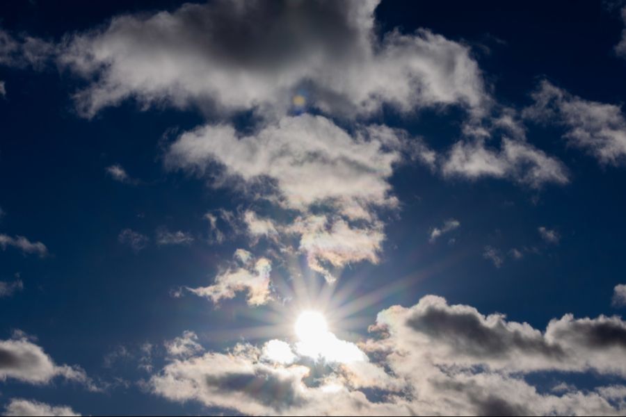 Auf der Alpensüdseite dürfte die Sonne immer mal wieder durchblicken. (Symbolbild)