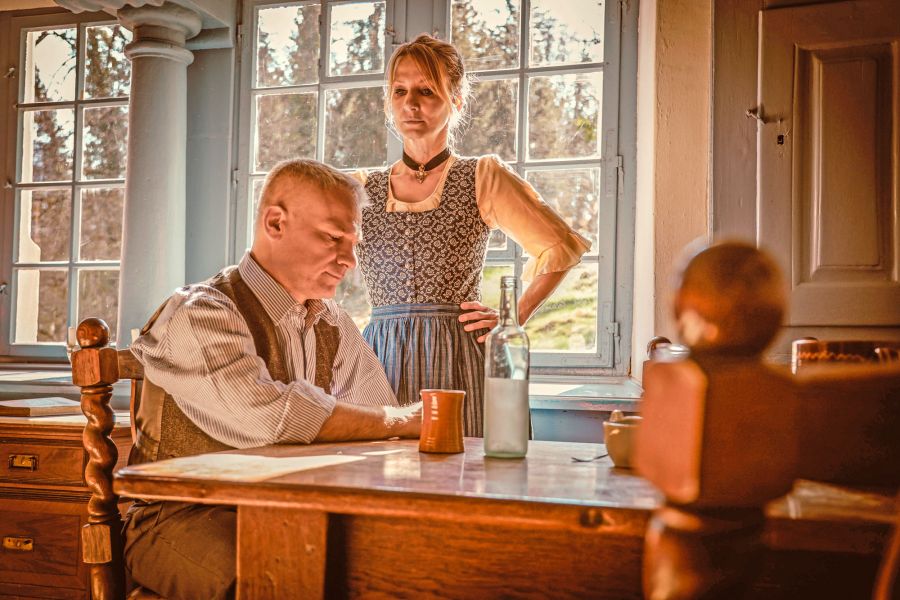 Anne Hodler als Eisi bei der Arbeit in der «Gnepfi»
