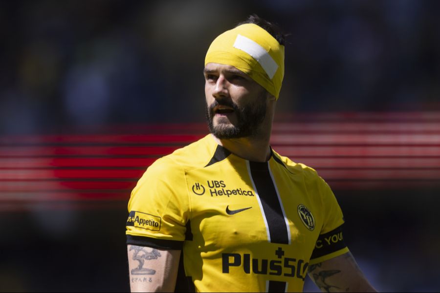 YB-Captain Loris Benito wird einbandagiert und kann mit Turban weiterspielen.