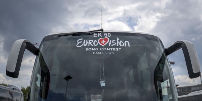 Einer der total 20 Transportbusse auf dem Parkplatz der Fahrdienstzentrale in Muttenz. Muttenz