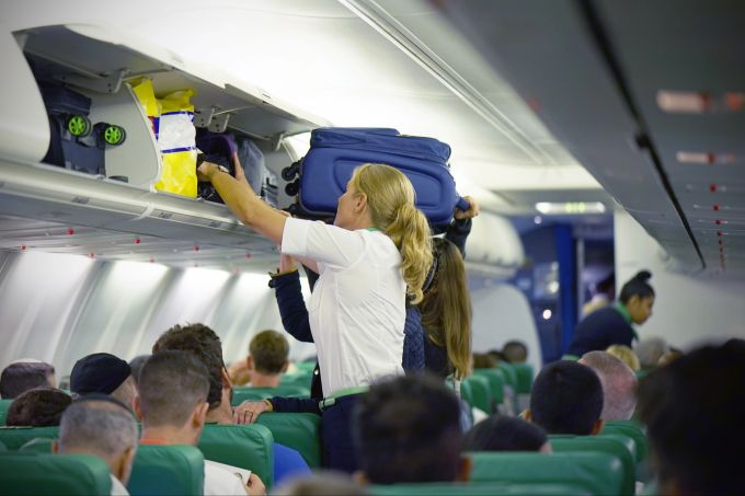 Wer frühzeitig ins Flugzeug steigt, kann sein Gepäck in Ruhe verstauen. Flugzeug