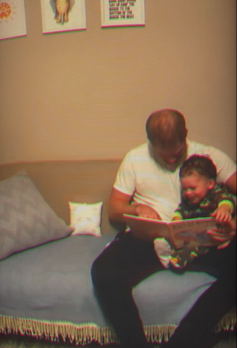 Jööö! Harry liest Söhnchen Archie aus einem Buch vor. Die Aufnahme ist jedoch schon älter.