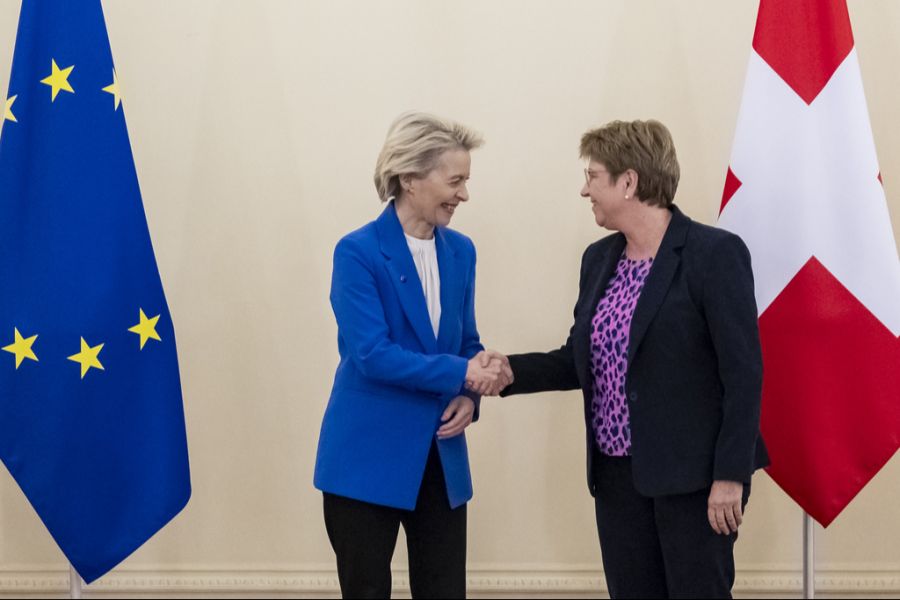 Ursula von der Leyen und Viola Amherd beim Handshake im Dezember 2024.