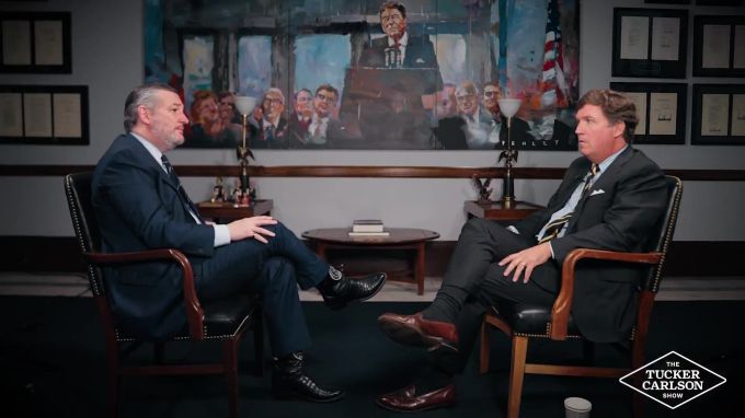 Der frühere Fox-Moderator Tucker Carlson (rechts) kritisiert den republikanischen US-Senator Ted Cruz für dessen Unterstützung eines Regime-Sturzes im Iran. Donald Trump