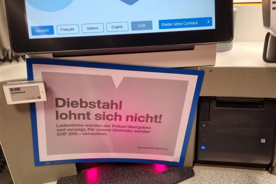 Die Coop-Sprecherin betont, die neue Regelung habe nichts mit Diebstählen zu tun. Bei der Migros wird potenziellen Dieben mit einem Hinweis ins Gewissen geredet. (Archivbild)