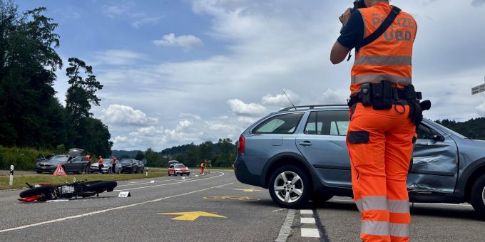 Elgg ZH: Töfffahrer (16) mit Auto kollidiert schwer verletzt. Elgg ZH