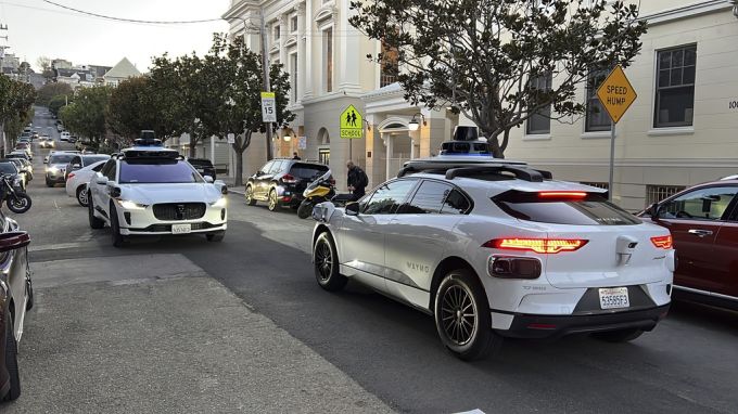 Das Robotaxi von Waymo setzt im Gegensatz zu Teslas auf bewährte Sicherheitssysteme. (Archivbild) Waymo Robotaxi San Francisco