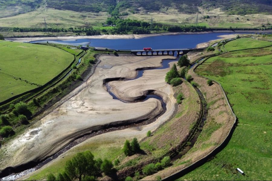 Eine Drohnenaufnahme zeigt das teilweise freigelegte Bett des Woodhead Reservoirs in Derbyshire, Grossbritannien, 13. Mai 2025.