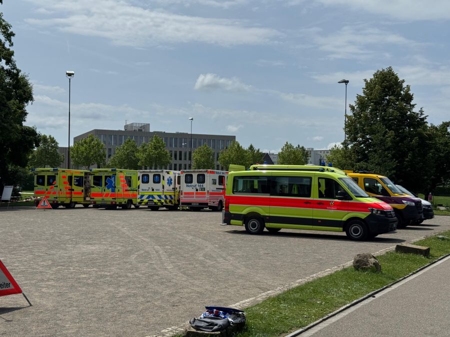Mehrere Einsatzwagen der Ambulanz und Feuerwehr sind vor Ort.