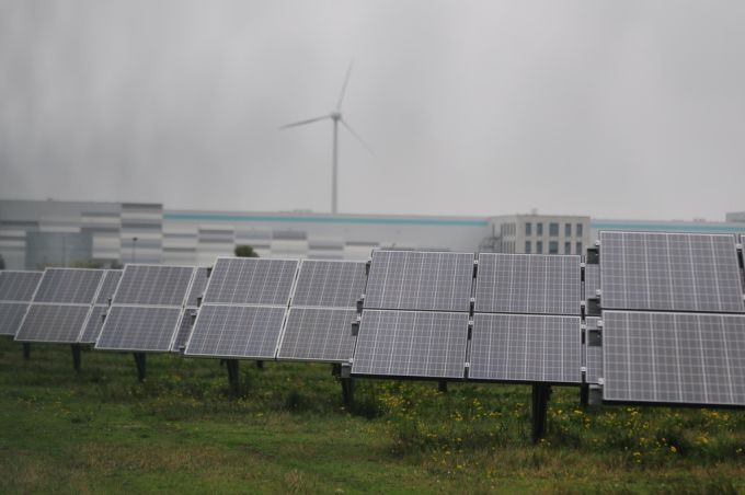 Photovoltaikmodule stehen in einem Gewerbepark von Meyer Burger. (Archivbild) Meyer Burger.