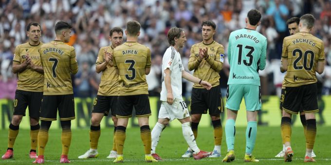 Luka Modric verlässt das Spielfeld durch einen Spalier. Real Madrid Luka Modric