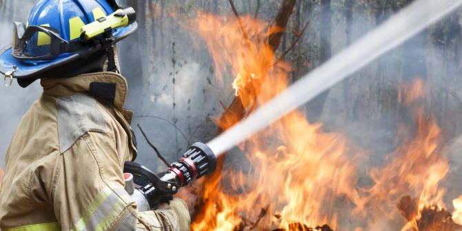 Feuerwehrmann Schlauch Wasser Feuer