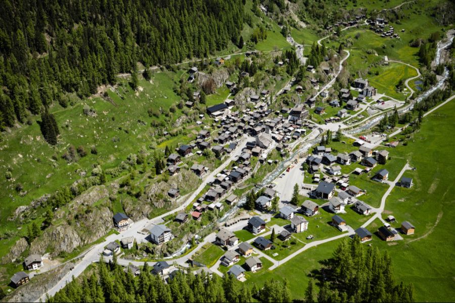 Das bedroht das Dorf. Deshalb dürfen seine Bewohnenden nach wie vor nicht in ihre Häuser zurück.