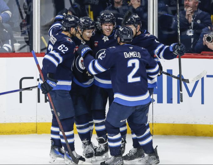 Heute Gegner, bei Winnipeg Teamkollegen: Nino Niederreiter (r.) und Nikolaj Ehlers (3.v.r.). nino niederreiter