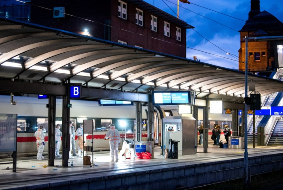 Der Polizei zufolge stach eine Person gegen 18 Uhr auf dem Bahnsteig zwischen den Gleisen 13 und 14 in Hamburg wahllos um sich.