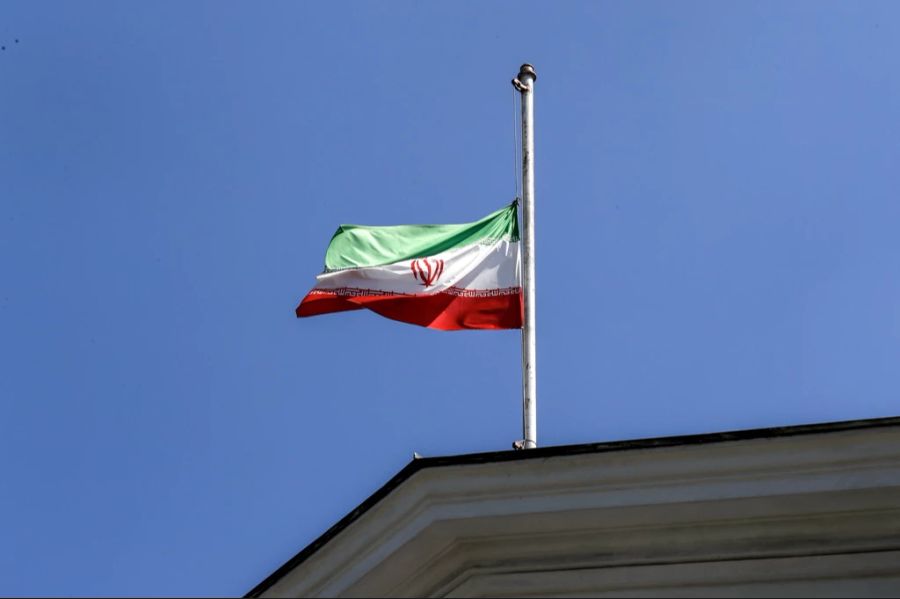 Im Iran wehen die Flaggen derzeit auf Halbmast.