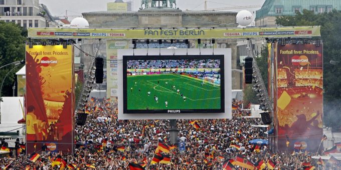 Tausende Zuschauer verfolgen 2006 auf der Fanmeile am Brandenburger Tor in Berlin das WM-Fussballspiel zwischen Deutschland und Argentinien. Tausende Zuschauer verfolgen 2006 auf der Fanmeile am Brandenburger Tor in Berlin das WM-Fussballspiel zwischen Deutschland und Argentinien.