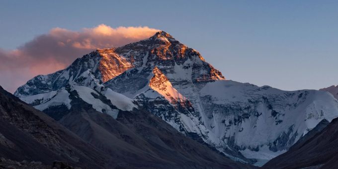 Der Sonnenuntergang färbt den Gipfel des Mount Everest. Mount Everest