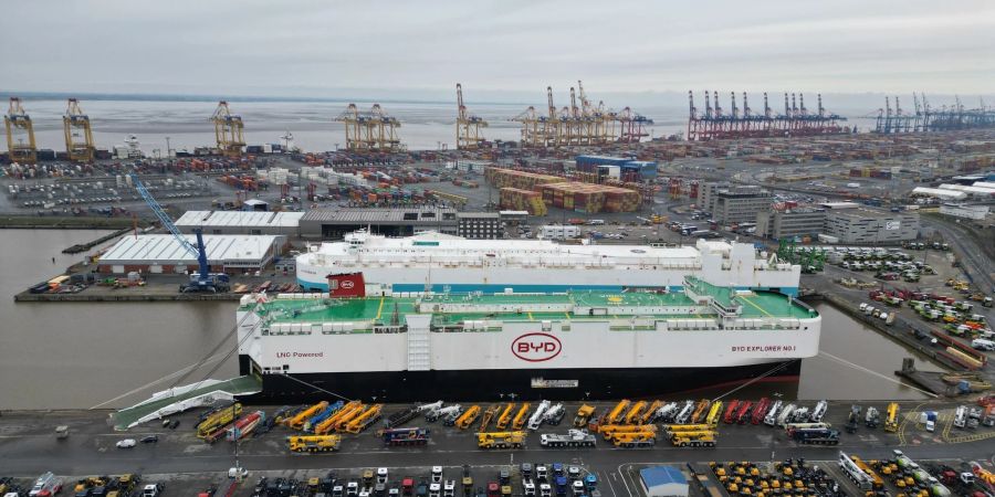 Der Autofrachter «BYD Explorer No.1» liegt mit 3000 Neuwagen an Bord in Bremerhaven. Der Frachter ist vom chinesischen Shenzen nach Europa gekommen.