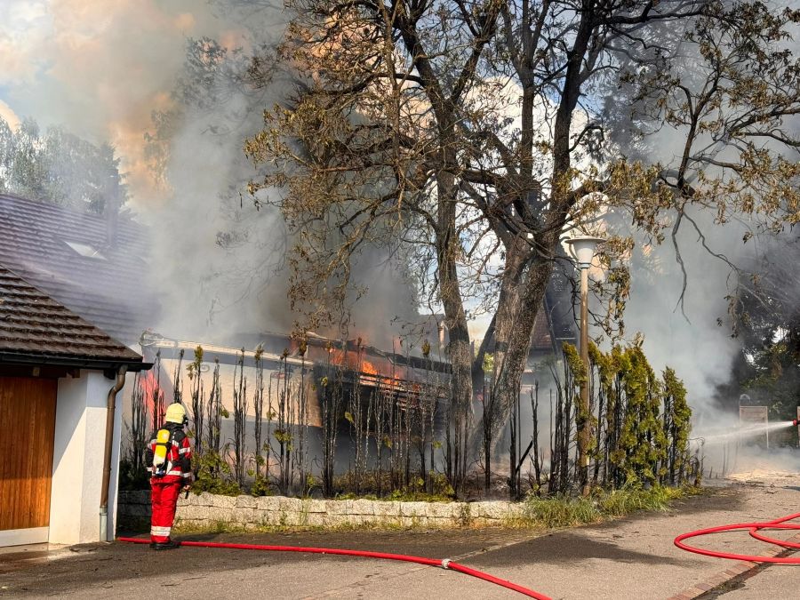 In Grüningen ZH läuft ein Feuerwehreinsatz.