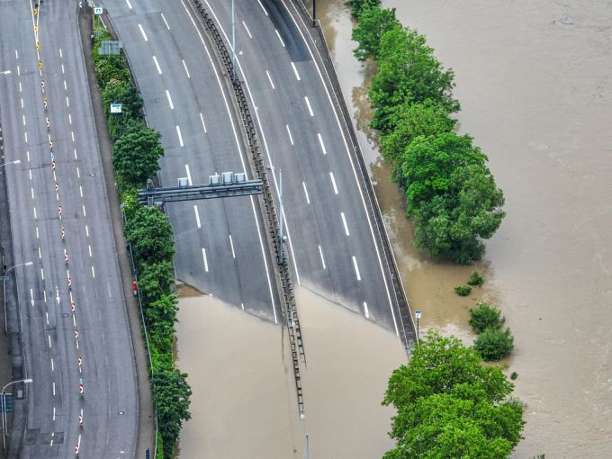 Die Autobahnauffahrt zur A620 in Saarbrücken wurde überschwemmt. unwetterwarnung deutschland aufgehoben