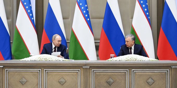 Russlands Präsident Wladimir Putin zusammen mit seinem usbekischen Amtskollegen Schawkat Mirsijojew in Taschkent. Russlands Präsident Wladimir Putin zusammen mit seinem usbekischen Amtskollegen Schawkat Mirsijojew in Taschkent.