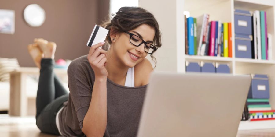 Frau Kreditkarte Laptop Boden gemütlich Buchung