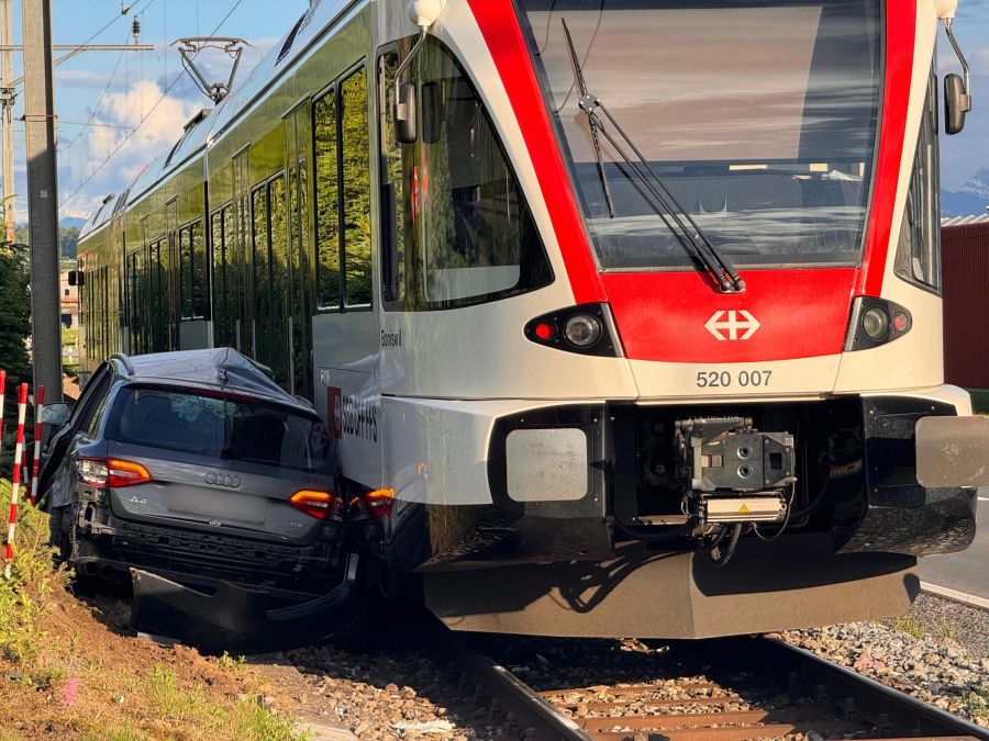 Vor allem der Sachschaden am Fahrzeug, am Zug und an der Infrastruktur des Bahnübergangs ist sehr gross.