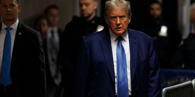 Der ehemalige US-Präsident Donald Trump auf dem Weg zu einem weiteren Gerichtsttermin in New York. Der ehemalige US-Präsident Donald Trump auf dem Weg zu einem weiteren Gerichtsttermin in New York.