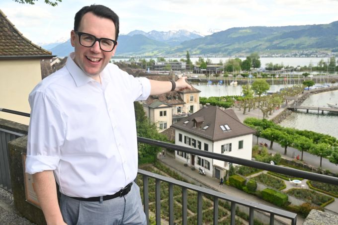 OK-Präsident Fabian Villiger zeigt: Hier startet die Zipline – mit ihr können Besucherinnen und Besucher einen atemberaubenden Flug über den Dächern von Rapperswil unternehmen. seenachtfest rapperswil