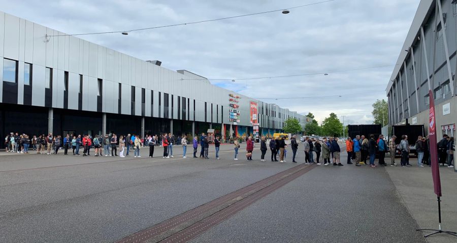 Vor der Stockhorn-Arena bildet sich am Freitagmorgen eine lange Schlange.