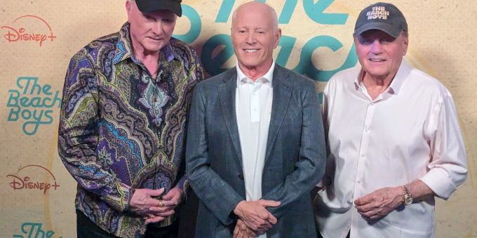 Regisseur Frank Marshall (M.) mit den «Beach Boys» Mike Love (l.) und Bruce Johnston in den Abbey Road Studios in London. Regisseur Frank Marshall (M) mit den «Beach Boys» Mike Love (l) und Bruce Johnston in den Abbey Road Studios in London.