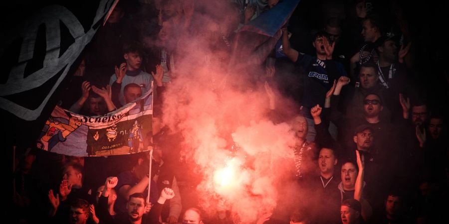 Fussballfans zünden Pyrotechnik im Stadion. (Archivbild)