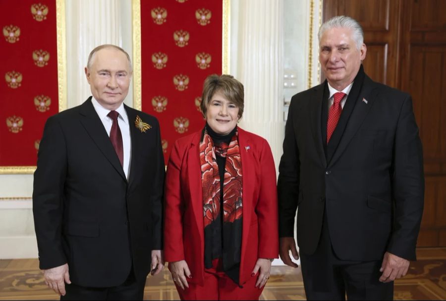 Natürlich darf auch der Staatsführer des kommunistischen Kuba nicht fehlen: Miguel Díaz-Canel hat seine Ehefrau Lis Cuesta Peraza im Schlepptau.