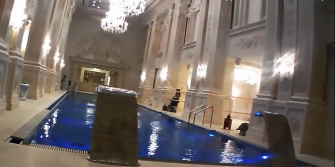 Im Protz-Palast von Wladimir Putin hat es ein Hallenbad mit exquisiten Kronleuchtern. Wladimir Putin