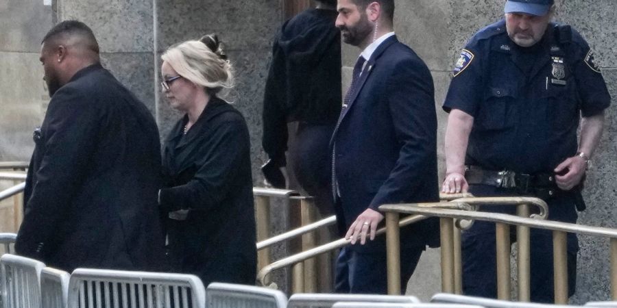 Stormy Daniels verlässt das Gerichtsgebäude in New York.