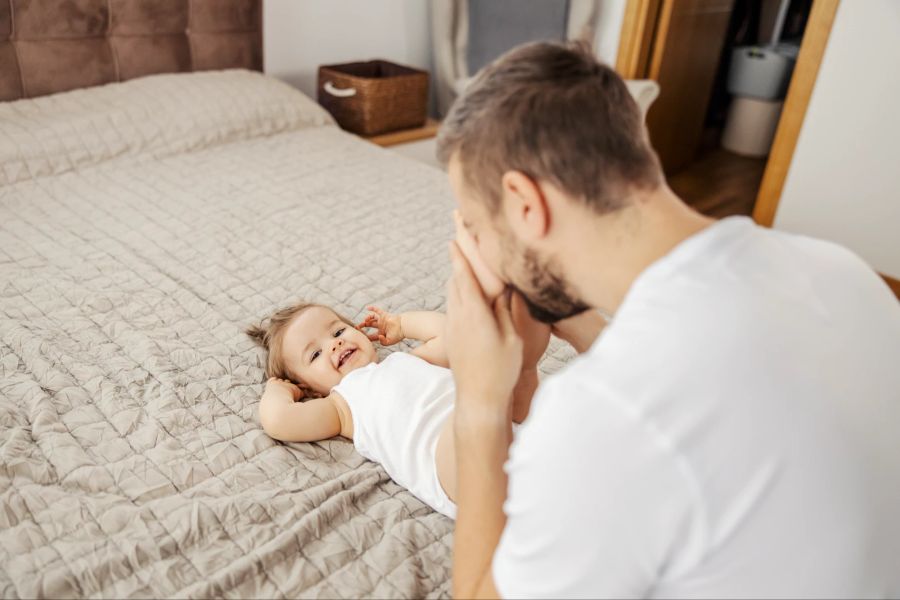 Vater spielt mit Tochter