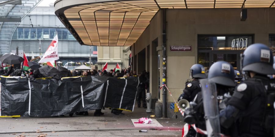 Der Grosse Rat hat ein Zeichen gegen gewalttätige Demos gesetzt. Er lässt prüfen, ob die Gemeinden zur Überwälzung von Polizeikosten gezwungen werden sollen. (Archivbild)