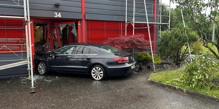 Die Lernfahrt einer 19-Jährigen hat im Hauseingang eines Gewerbebetriebes in Unterentfelden AG geendet. Der Vater begleitete die Tochter. Das Auto ist schrottreifen.