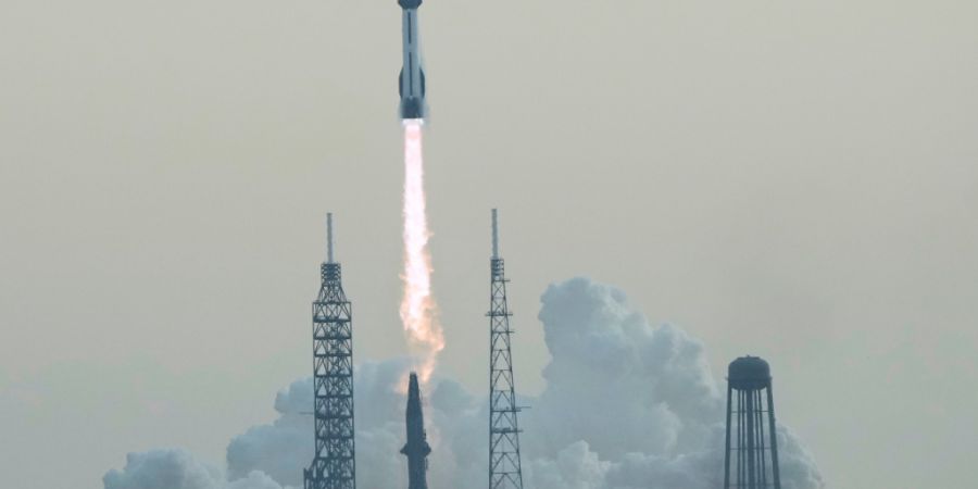 ARCHIV - Eine Blue Origin New Glenn Rakete startet vom Launch Complex 36 des Weltraumbahnhofs Cape Canaveral, mit dem AST SpaceMobile-Satelliten BlueBird 7. Foto: John Raoux/AP/dpa