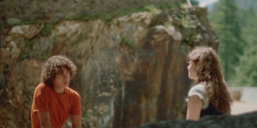 Ein Tessiner Sommer zum Verlieben: Im Film «Becaària» begegnet der Protagonist Mario die Bauerntochter Prisca - und lernt so einiges über das Leben.