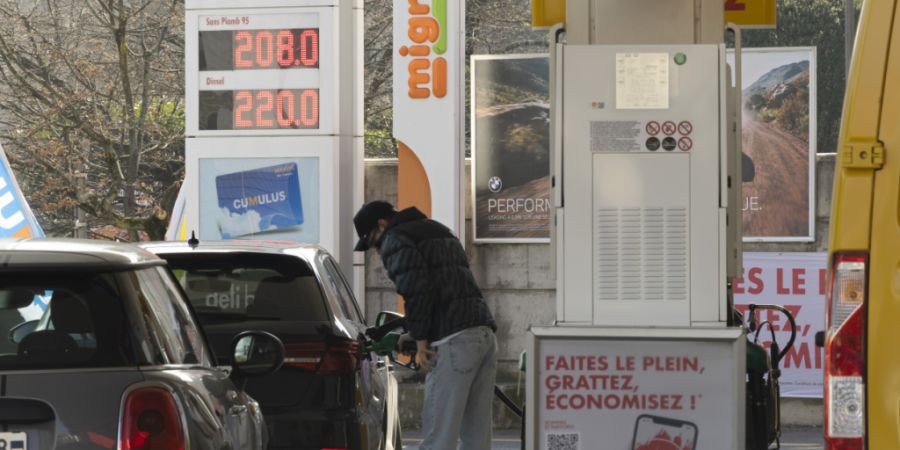 In der Schweiz sind die Detailhandelsumsätze im Mai gestiegen. Grund dafür waren vor allem die höheren Benzinpreise, die an den Tankstellen für steigende Verkäufe sorgten.(Symbolbild)