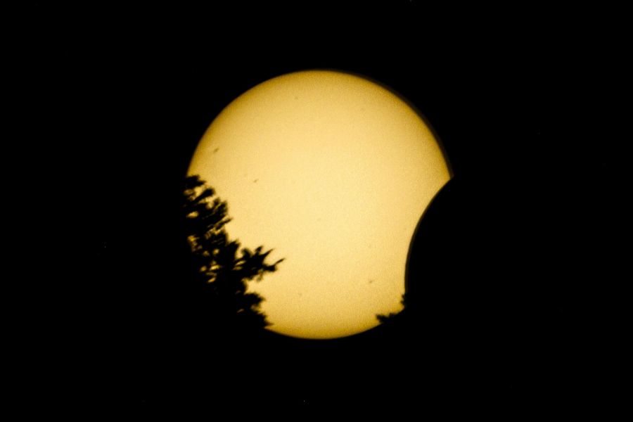 Der Mond schob sich vor die Sonne und verdeckte einen Teil davon.