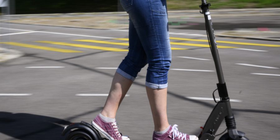 In Schötz ist ein Lenker eines Trottinetts mit elektrischem Antrieb in ein Auto gefahren. (Symbolbild)