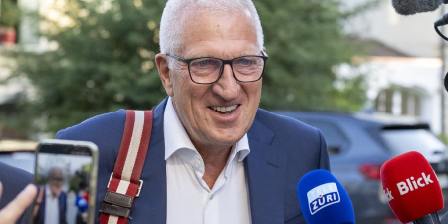 Ex-Raiffeisen-Chef Pierin Vincenz beim Gang vor Obergericht. Die juristischen Vorfragen werden den ganzen ersten Prozesstag in Anspruch nehmen. Vincenz' Befragung findet erst am Diensta...