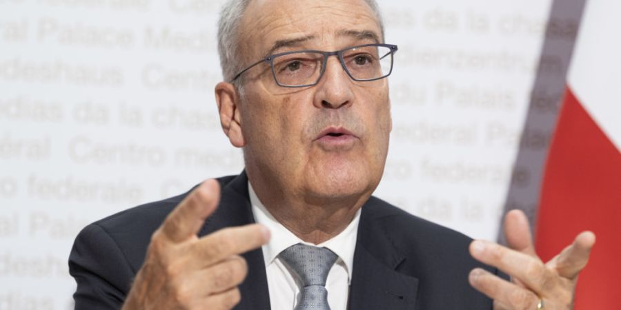 «Zu schnell zu viel verlangt»: Landwirtschaftsminister Guy Parmelin erklärt vor den Medien in Bern, warum der Bundesrat am 27. September ein Nein zur Ernährungsinitiative empfiehlt.
