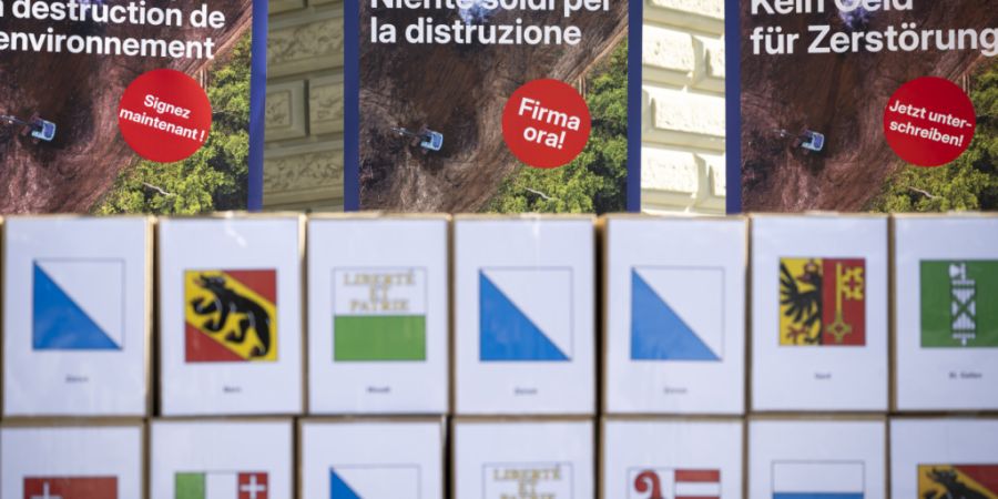 Die Initianten werben mit dem Slogan «Kein Geld für Zerstörung» für ihr Anliegen. (Archivbild)